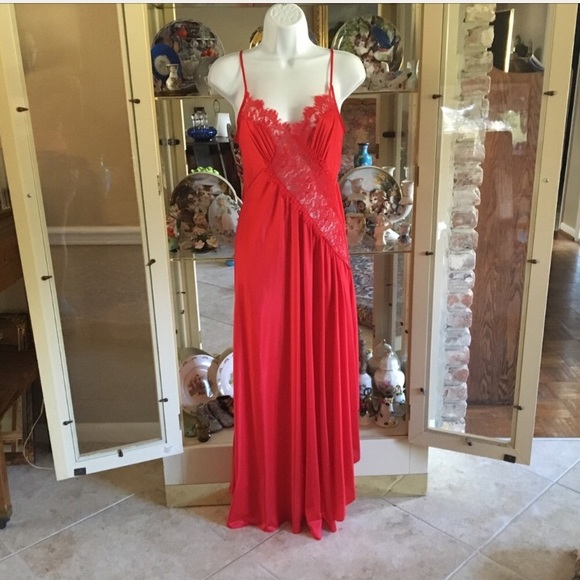 LADY CAMEO DALLAS Other - VINTAGE RED LADY CAMEO DALLAS LONG NIGHTGOWN ROBE